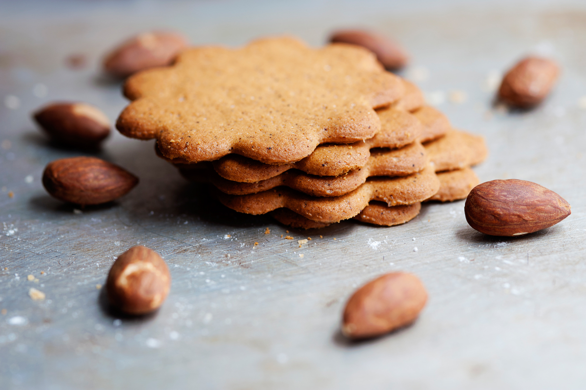 almond biscuit and almonds shoot 16