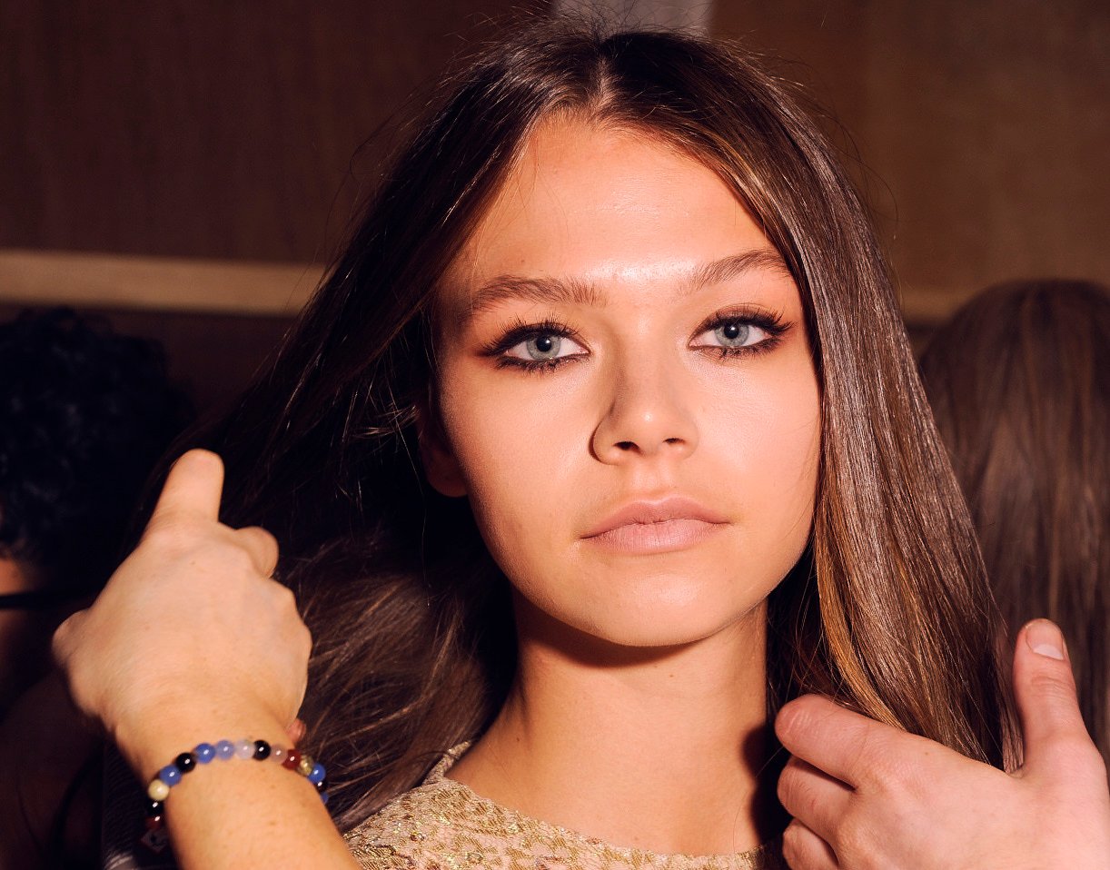 backstage fashion model prepares sydney fashion week image 6