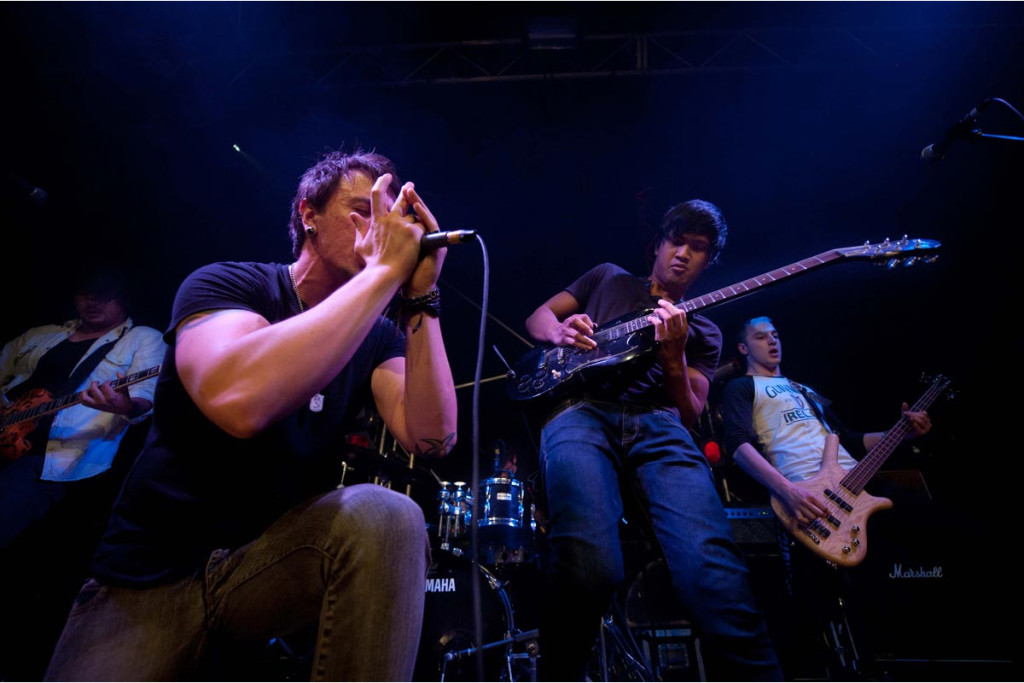 band on the stage singer and guitarist tell a story 9