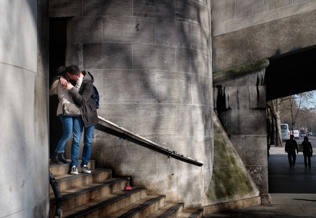 couple kissing in london street 29