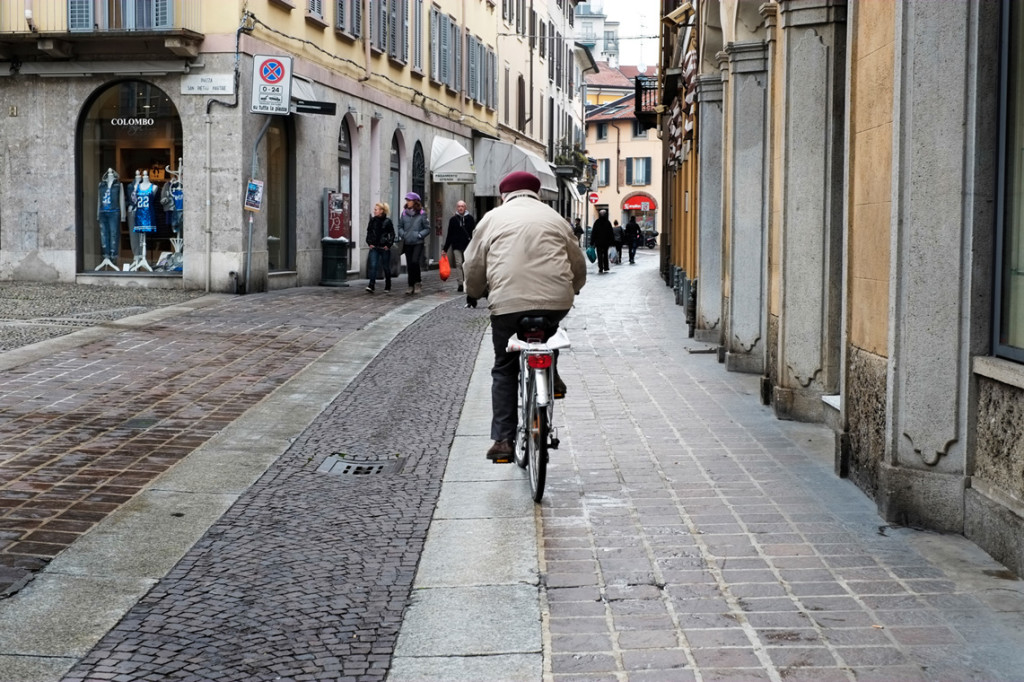 man cycles in monza street 20