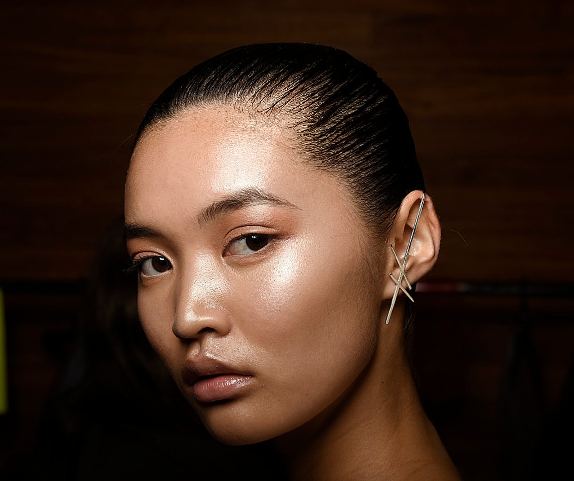 model poses backstage beauty sydney fashion week image 33