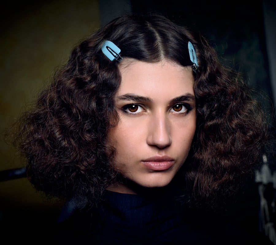 model poses backstage fashion beauty looks milan fashion week image 36