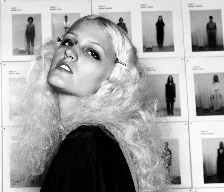 model poses backstage fashion beauty looks milan fashion week image 37