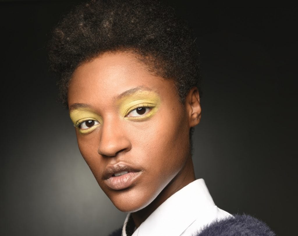 model poses backstage fashion beauty paris fashion week image 29