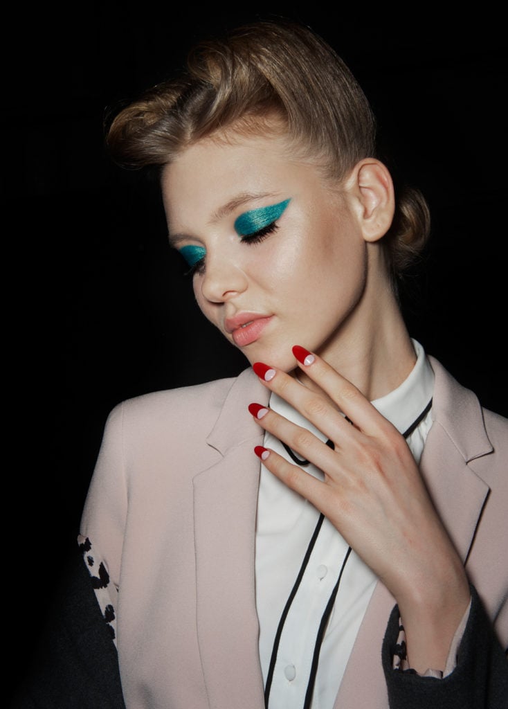 model poses backstage fashion first beauty milan fashion week image 40