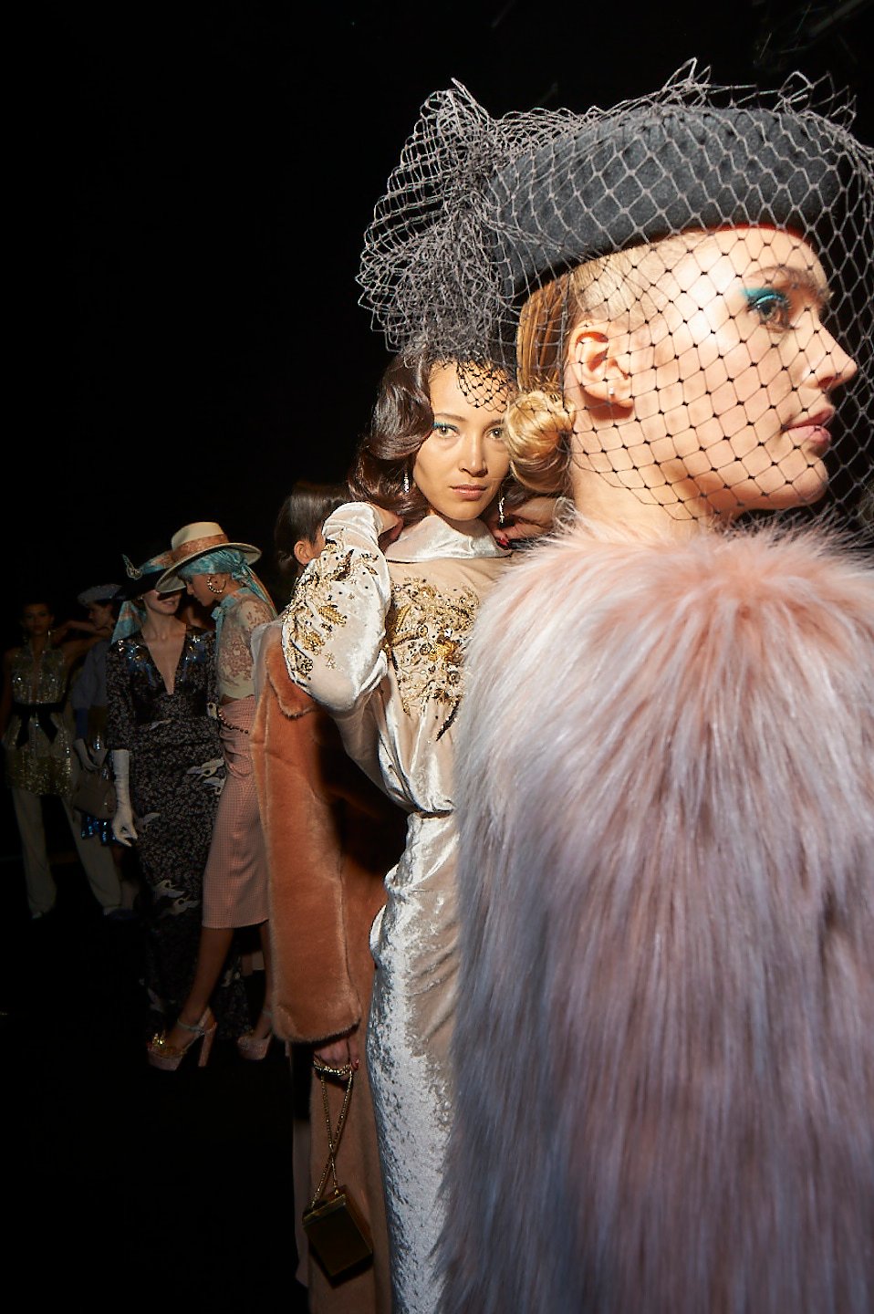 model poses backstage fashion first looks milan fashion week image 43