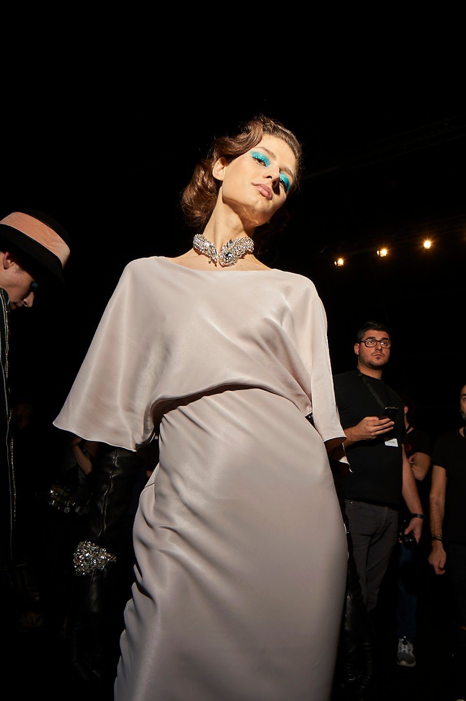 model poses backstage fashion first looks milan fashion week image 45