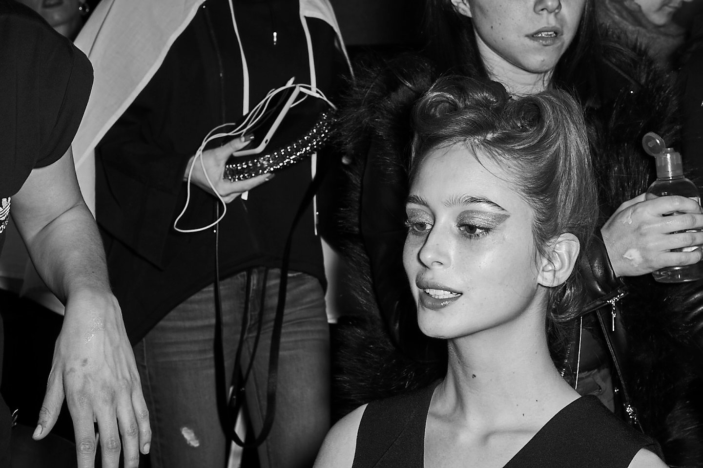 model pprepares backstage fashion first beauty milan fashion week image 41