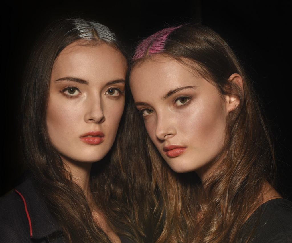 model twins pose backstage fashion beauty milan fashion week image 49