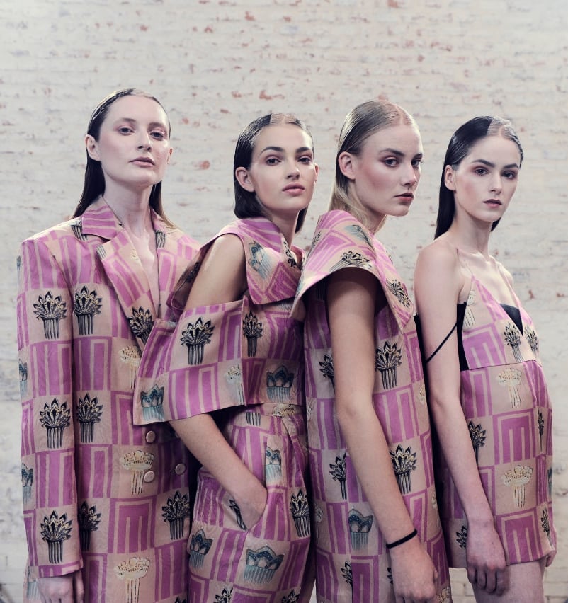models poses backstage fashion first looks milan fashion week image 34