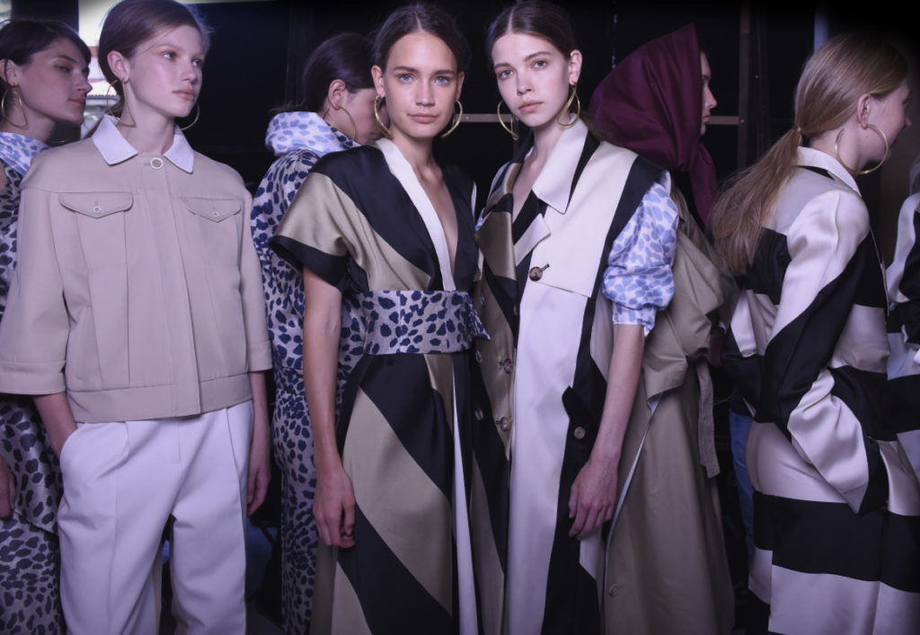 models poses backstage fashion first looks milan fashion week image 35