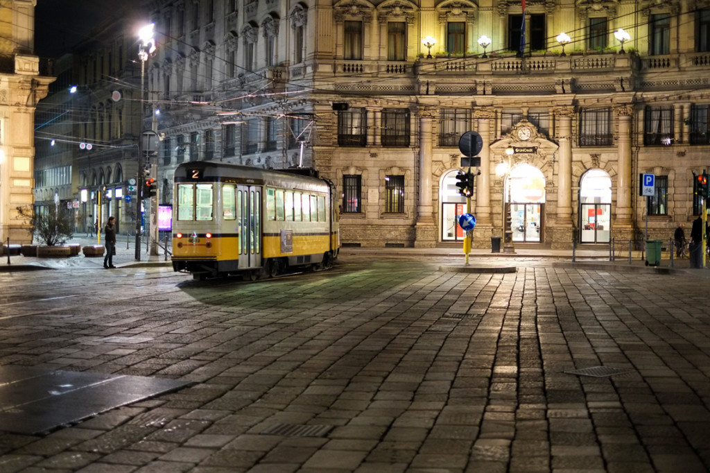 night image milan trams 21