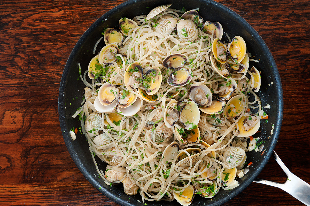 spaghetti vongole in pan for cook book shoot 1