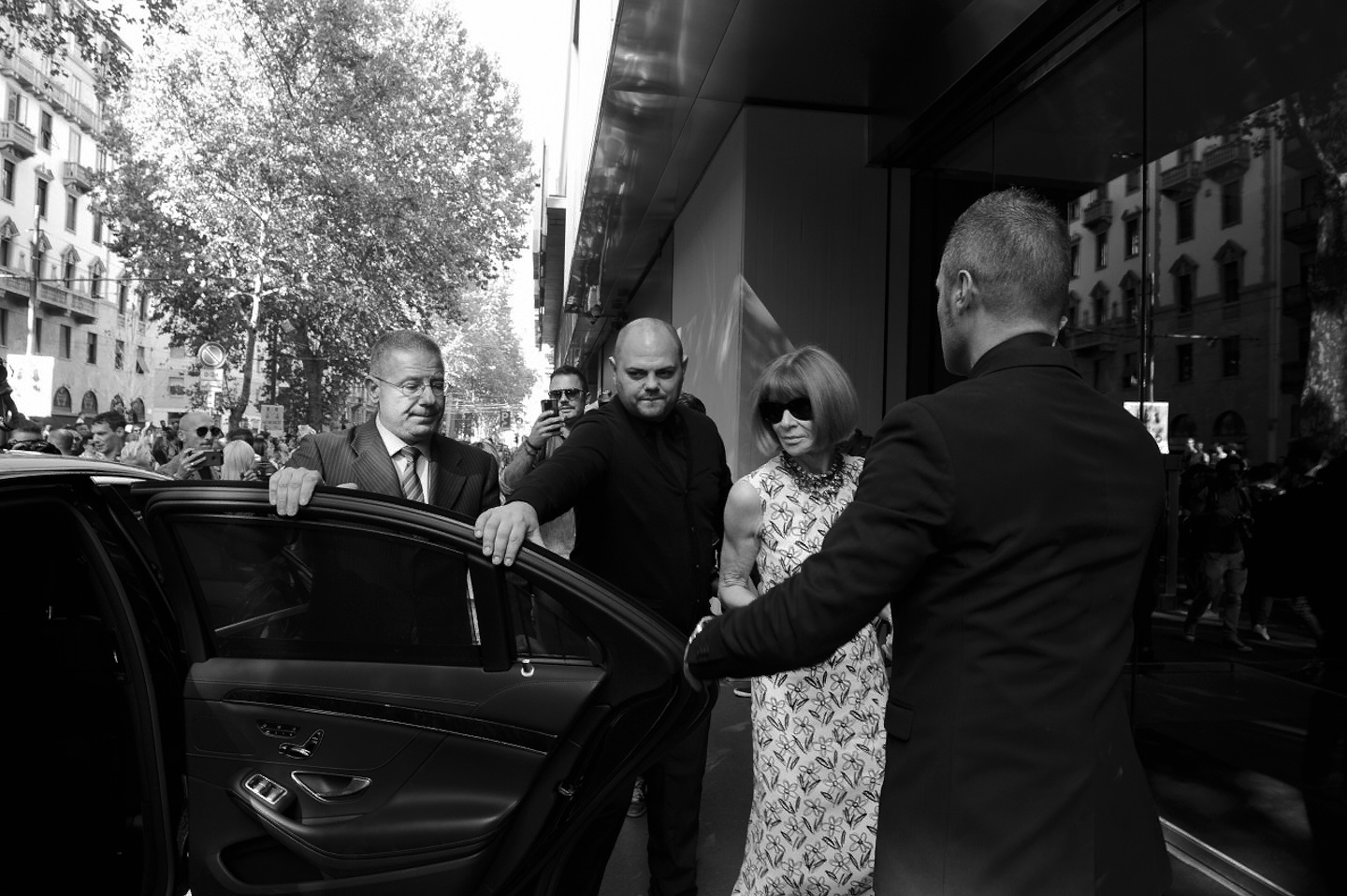 street style milan fashion week outside of dolce gabbana anna wintour poses for the cameras sunglasses editorial vogue black and white image 9